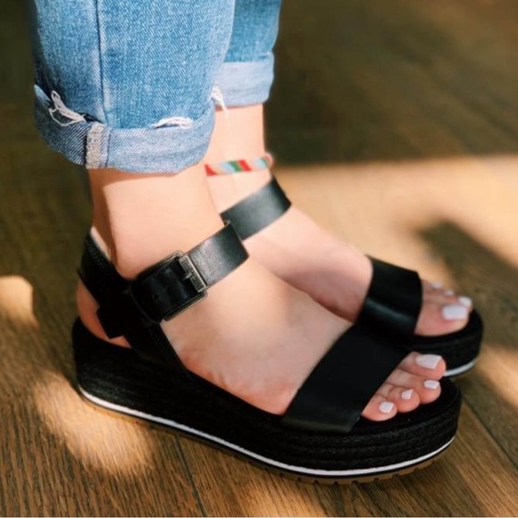 Timberland Shoes - EUC timberland black platform leather strap sandals, size 7